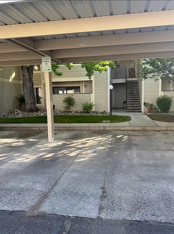 Building Photo - 2402 Sunny Slope Dr