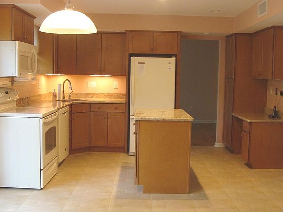 4th image of 45 Schoolhouse Ln
