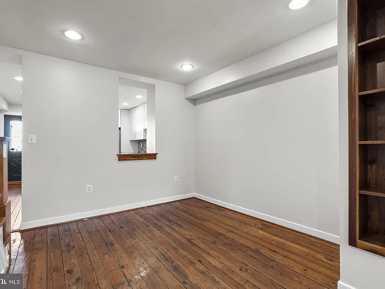 112 E Randall St — Photo 8