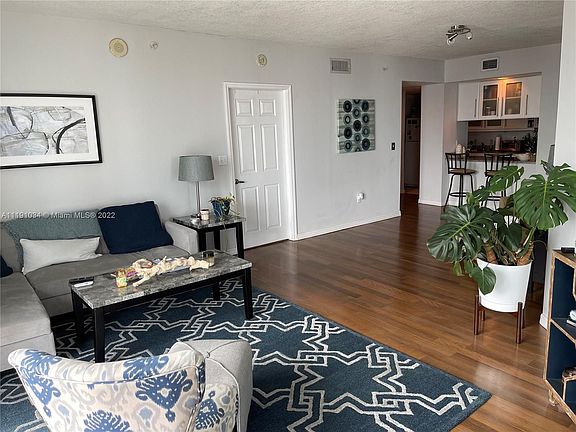3rd image of 275 NE 18th St APT 1907