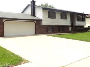 1211 Broadmoor Dr, Bloomington, IL 61704