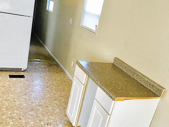 3rd image of 2812 Fairview Dr