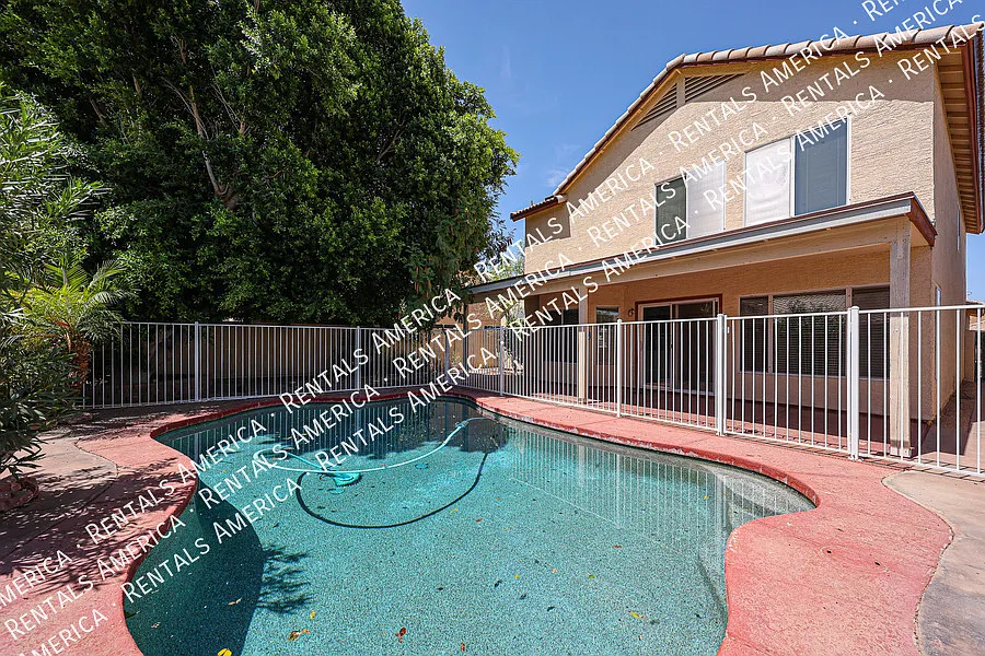 Spacious 5-Bedroom Home with Pool in Chandler — Photo 3