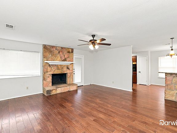 5th image of 301 NW Suzanne Ter