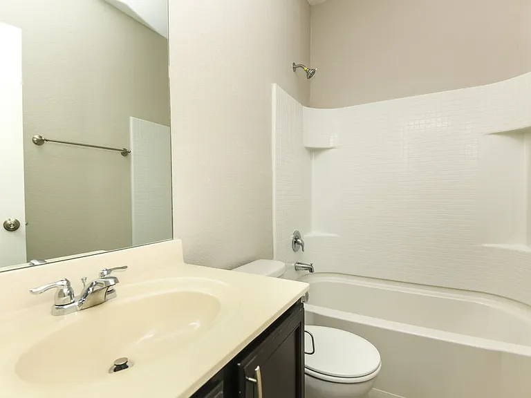 204 Bay St — Photo 16