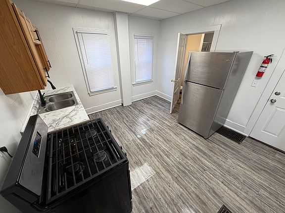 5th image of 810 W Walnut St