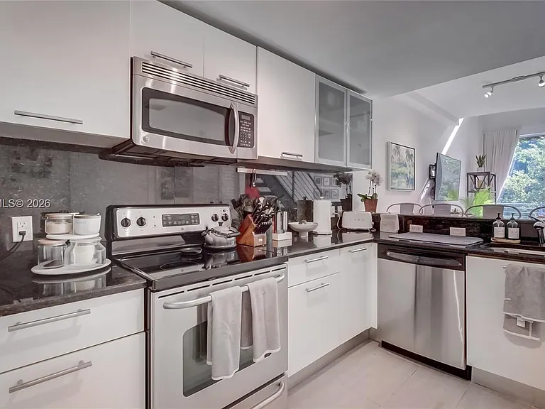 3339 Virginia St #323 — Photo 10