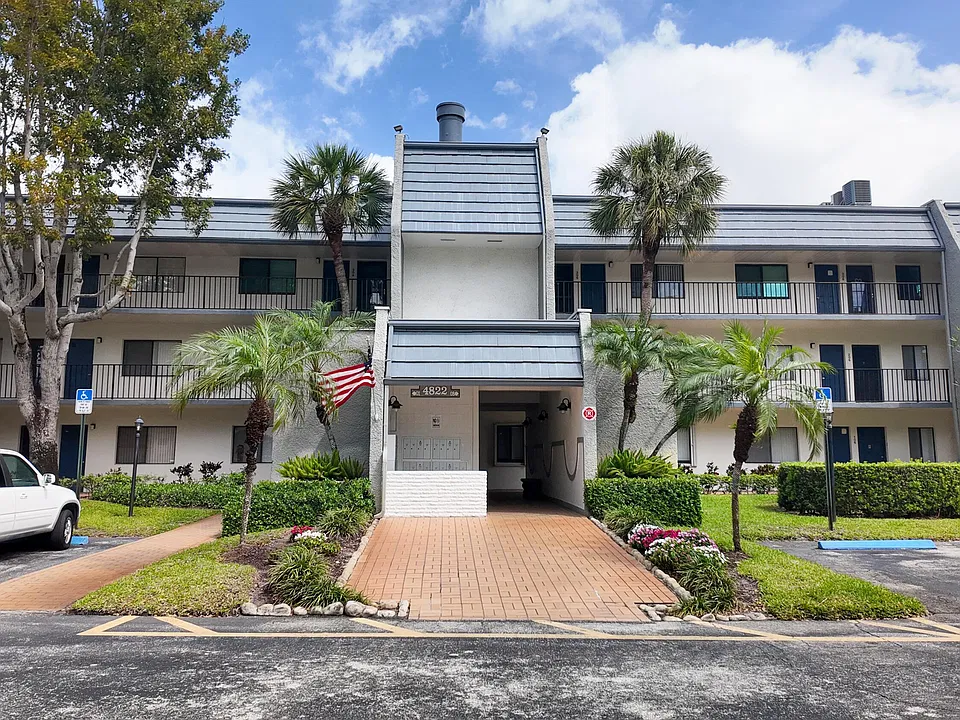 4822 Esedra Ct #205