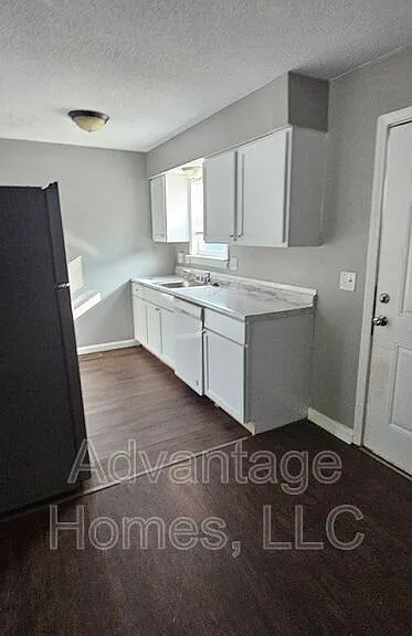 721 N 70th Ter — Photo 4