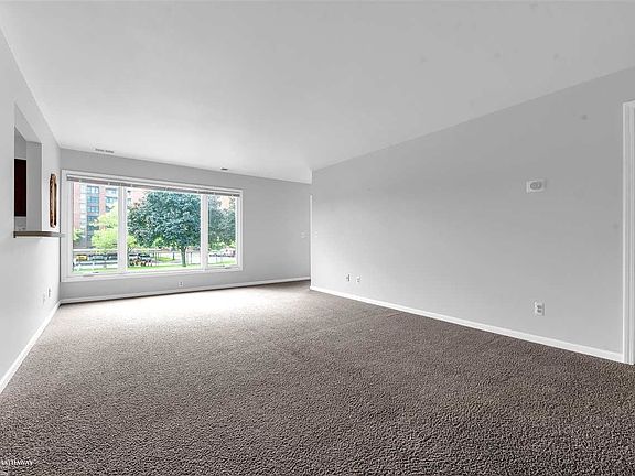 5th image of 1039 Country Club Dr