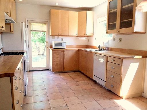 5th image of 858 Cresthaven Dr