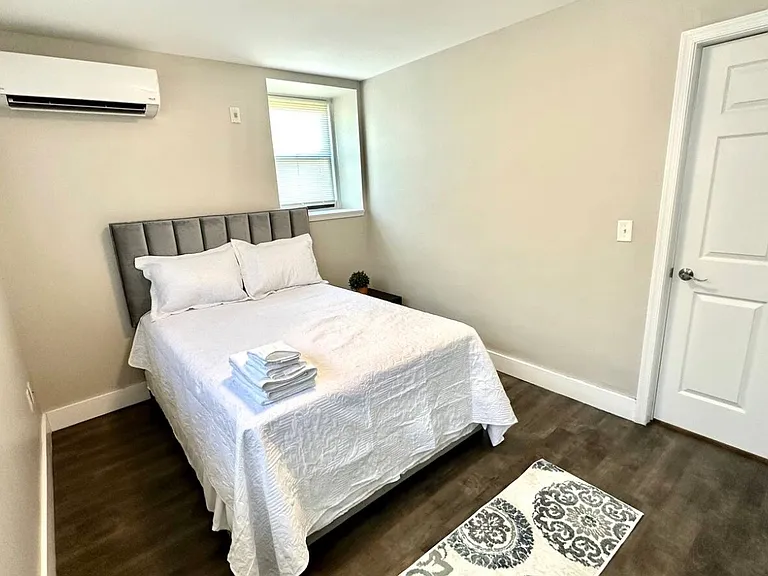 Elizabeth Manor — Photo 18