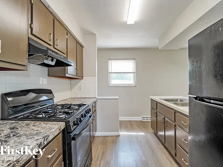 1225 Oakfield Dr N — Photo 5