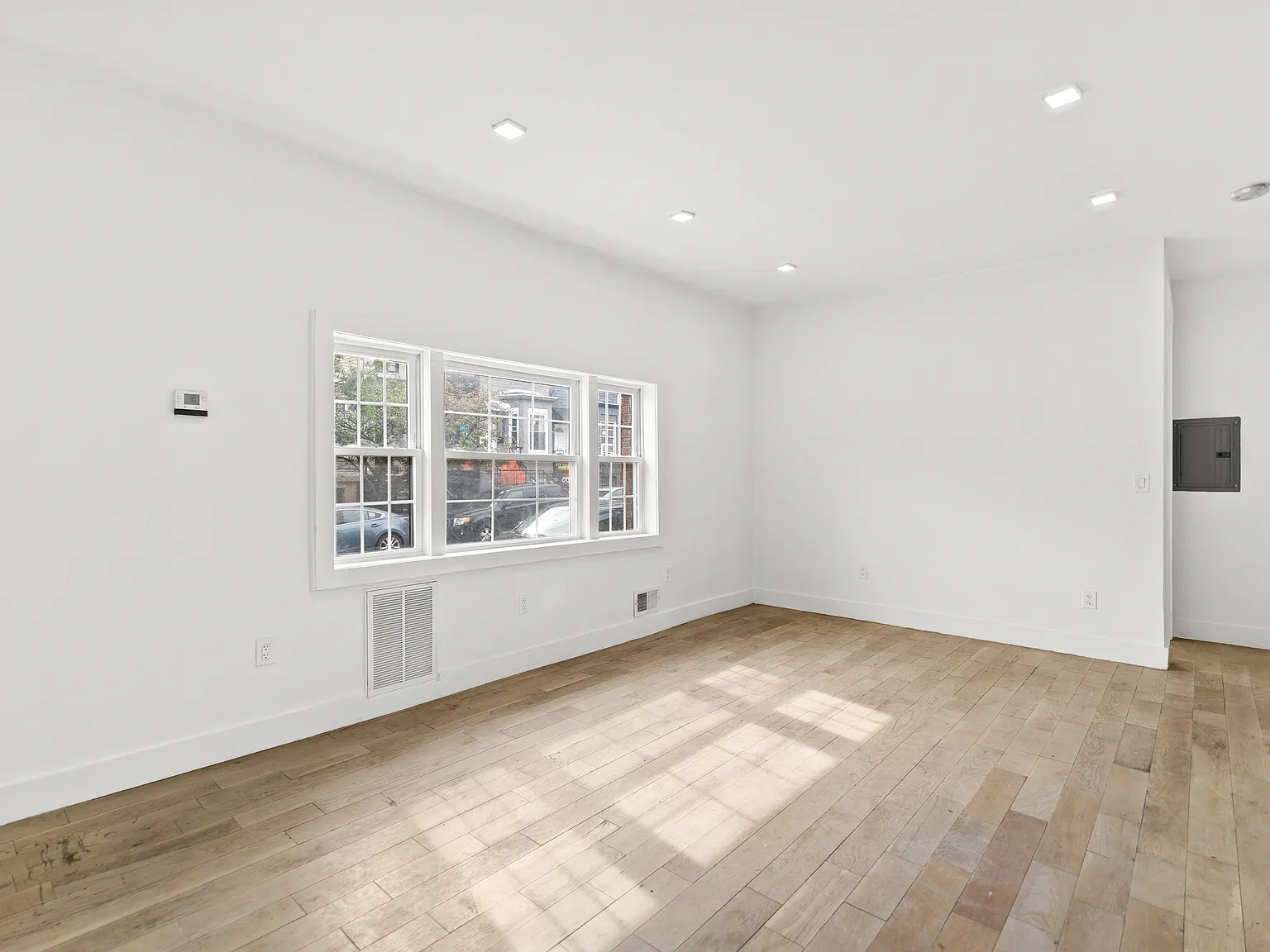 3 bed, 1200 sqft, $3,495 — Photo 2