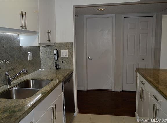 4th image of 240 Lakeview Dr APT 105