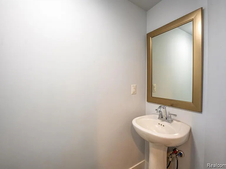 622 W Eleven Mile Rd — Photo 12