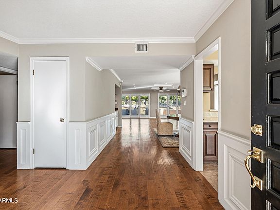 4th image of 210 W CANTERBURY Lane