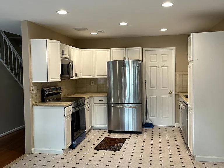 8565 Enochs Dr — Photo 2