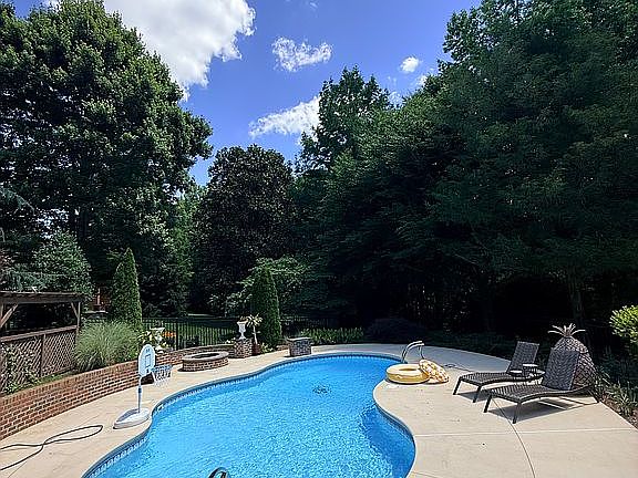 4th image of 8116 Glengarriff Rd