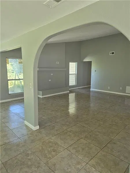 3 bed, 1898 sqft, $2,200 — Photo 3