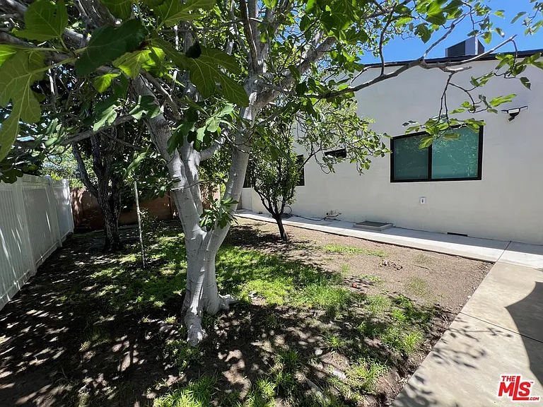 13338 Magnolia Blvd — Photo 53