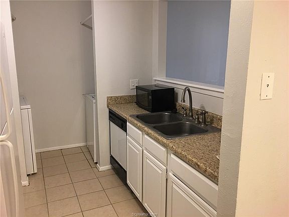 4th image of 2323 De Lee St APT 29