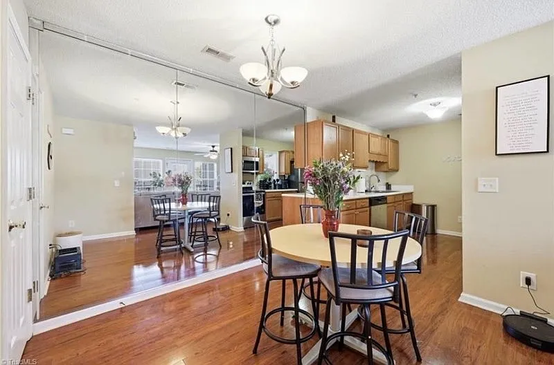 903 Hanahan Ct — Photo 3