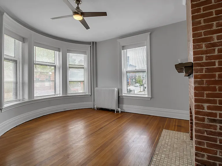215 Allen St — Photo 4