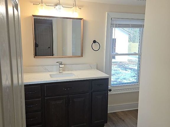 4th image of 821 Ward St