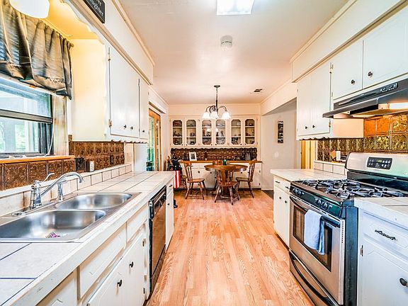 3rd image of 403 College St