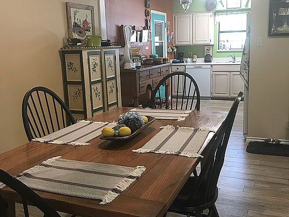 DiningRoom w/ ViewTo Kitchen