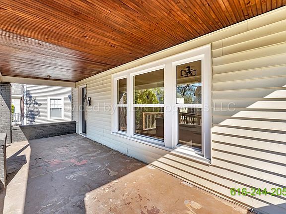 5th image of 425 Woodlawn St SE