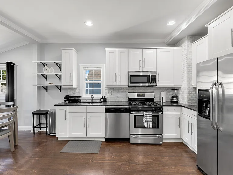 1513 Clinton Ave — Photo 15