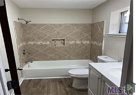 4 bed, $1,650 — Photo 2