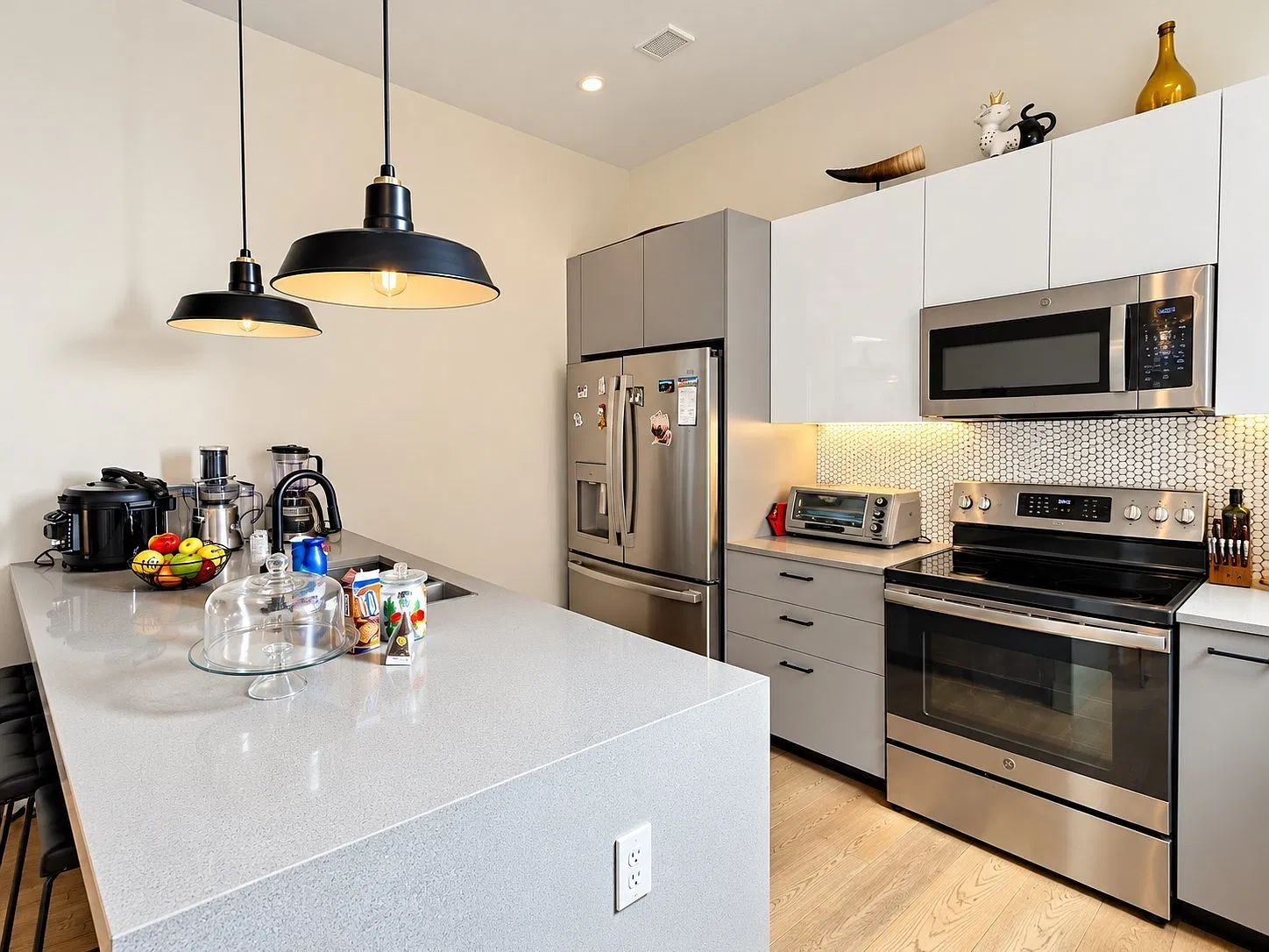 2 bed, 2.0 bath, 946 sqft, $3,350 — Photo 1