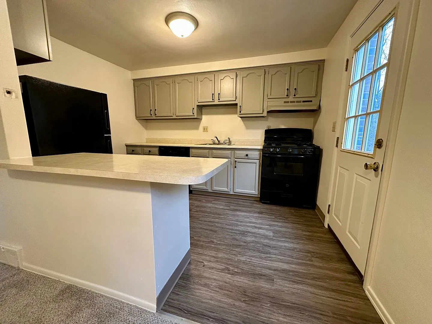 Fantastic Two Bedroom Townhouse in Penn Hills with Garage, Central A/C & Patio! Call Today! — Photo 2