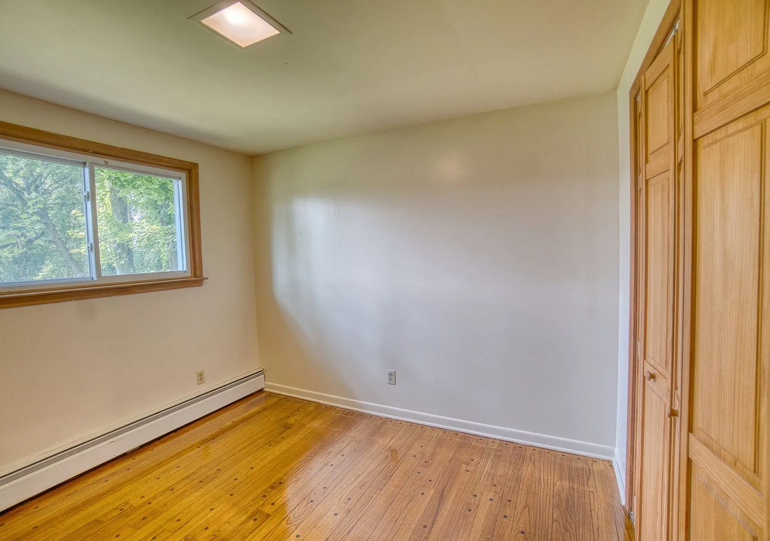 204 Jerome - Available 7/1/27 - Beautiful 5 Bedroom Single Family Home With Private Backyard And ... — Photo 4