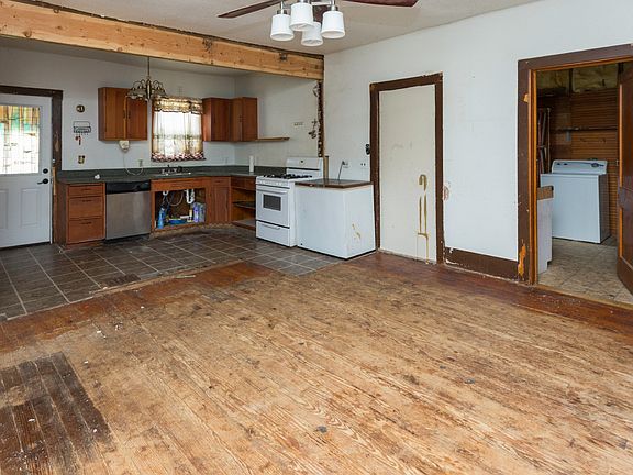 4th image of 21977 Roosevelt St