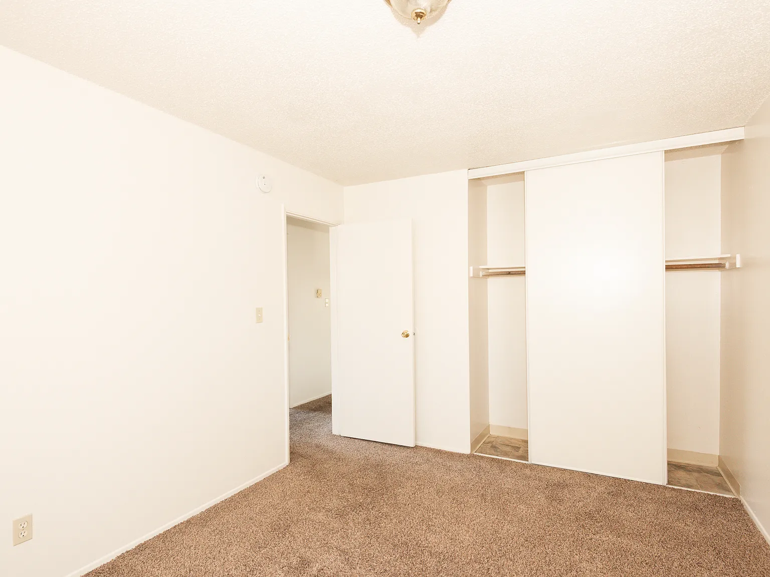 Churchill Gardens Apartments — Photo 3