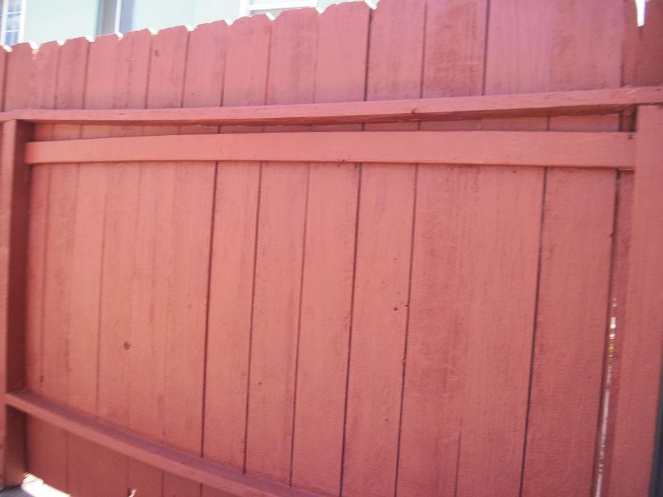 Gate back yard, fen in front