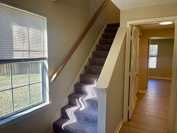 5th image of 408 Shaw Ct