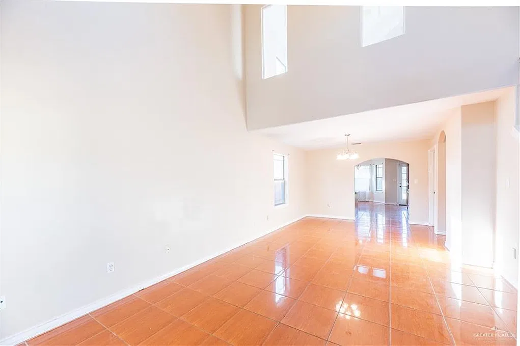 4 bed, 3.5 bath, 2095 sqft, $2,000 — Photo 3