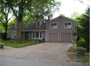 7486 Village Dr, Prairie Village, KS 66208