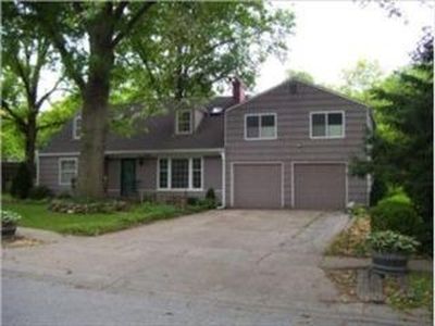 7486 Village Dr, Prairie Village, KS, 66208