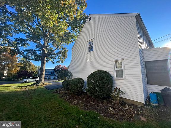3rd image of 512 Woodcrest Ave