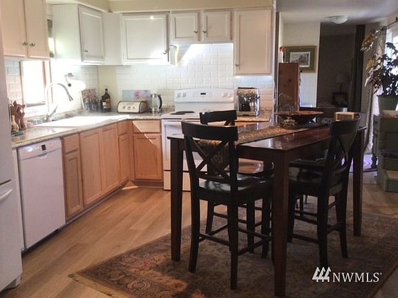 Eat-in kitchen, all appliances included>