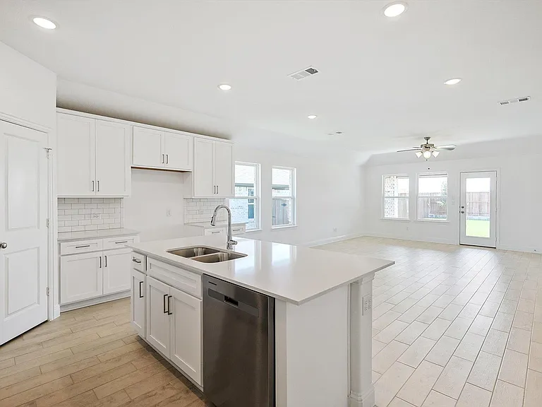 509 Amenduni Ln — Photo 10