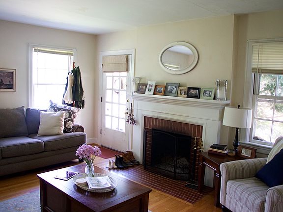 Living room w/ working fireplace