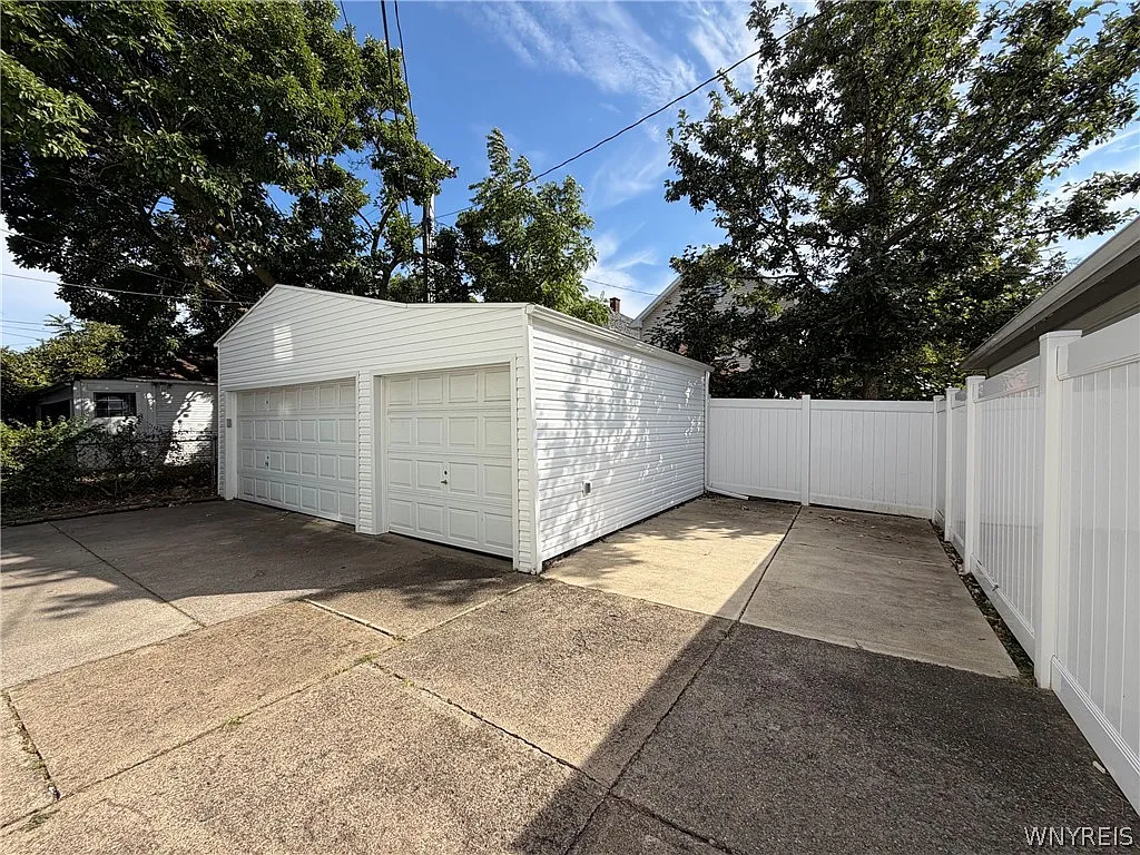 3 bed, 1.0 bath, 1200 sqft, $1,600 — Photo 2