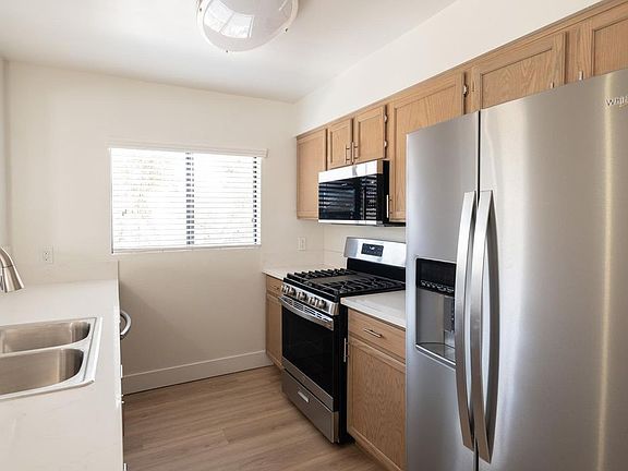 5th image of 423 N Oxford Ave APT 208